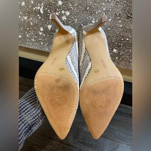 Grey White Python Snake Print, High Heels Pumps size 10 Vince Camuto Worn Twice - Picture 6 of 6